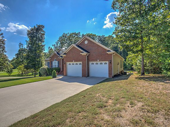 2nd image of 223 Hickory Crest Dr NE
