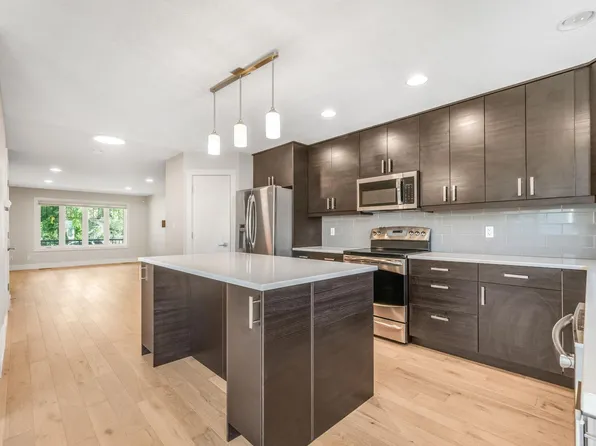 10433 70th Ave NW, Edmonton, AB T6H 2E7