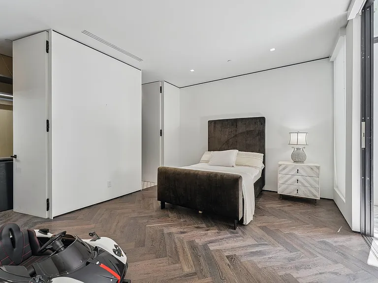 213 S La Peer Dr — Photo 92