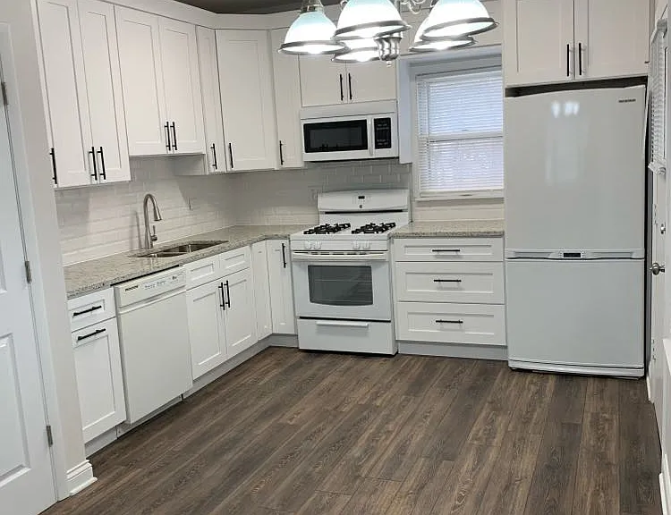 1056 Irwin Ave — Photo 5