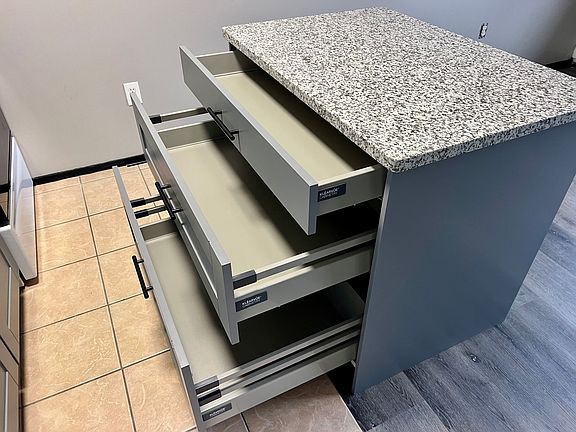 tons of drawer space