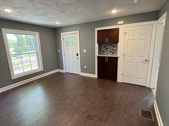 4th image of 3208 East Ave Unit 1