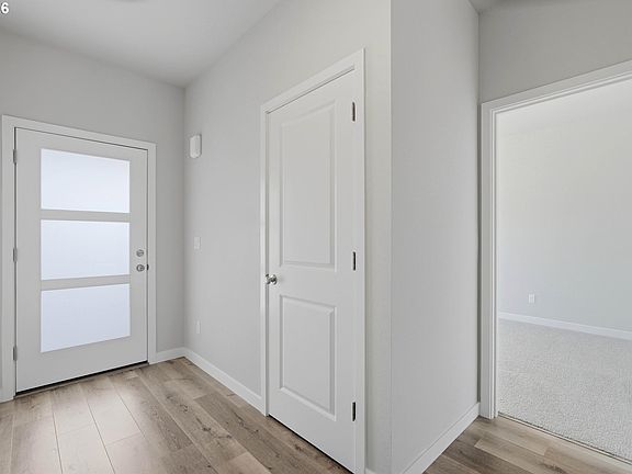 5th image of 620 E 4th St
