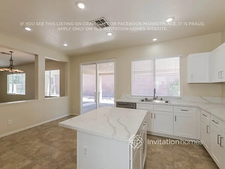 2515 Wellworth Ave — Photo 8