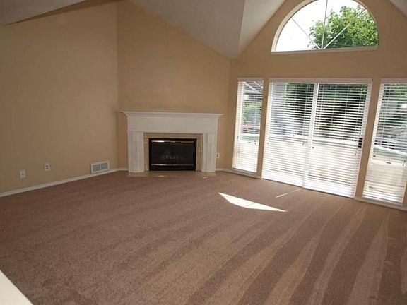 The living room and bedrooms can get lots of sunlight during sunny day.