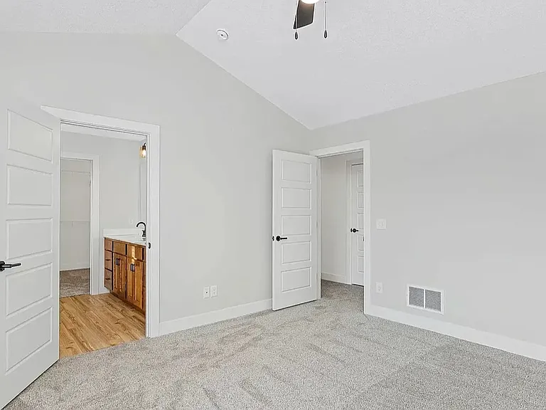 413 E Donahue St #0 — Photo 6