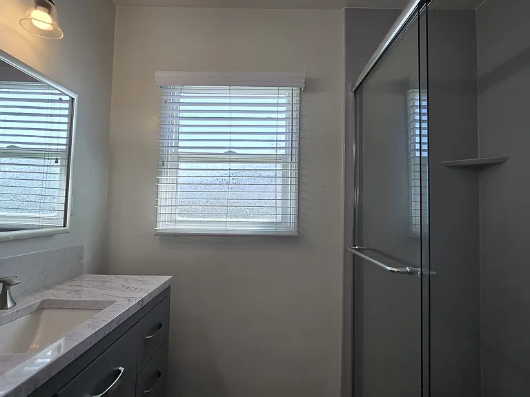 521 N Vermont Ave — Photo 23