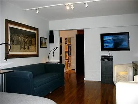 Sold by Metropolitan Res. Partners | media 4