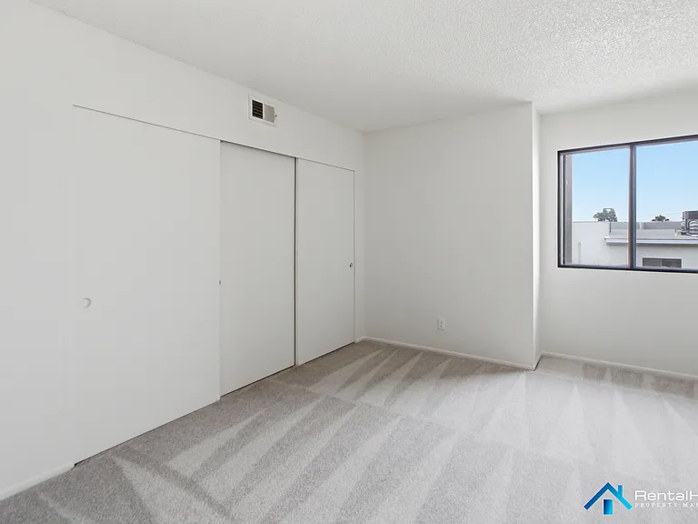 424 Oak St #330 — Photo 15