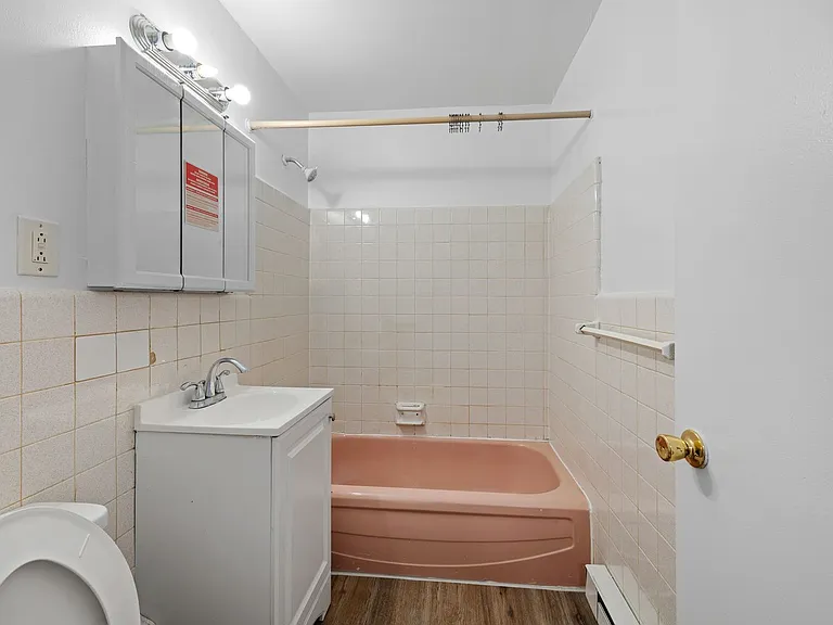 Majestic Court Apartments — Photo 5