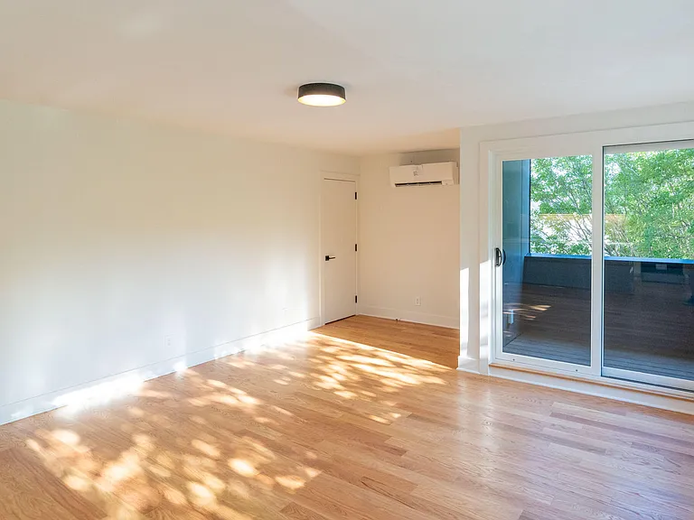 402 E Martin St — Photo 7