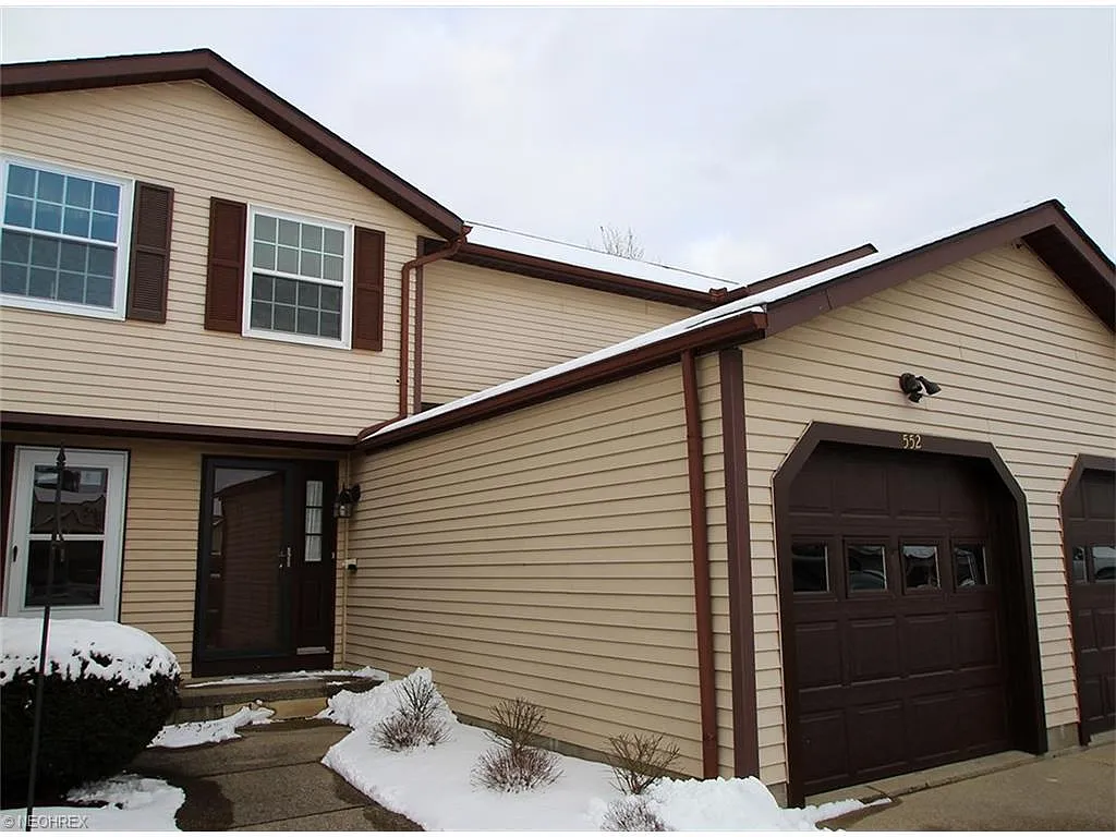 552 Topaz Ln photo 1