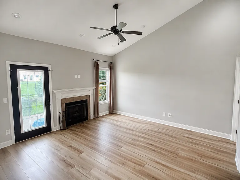 2086 Meadow Creek Ln — Photo 7