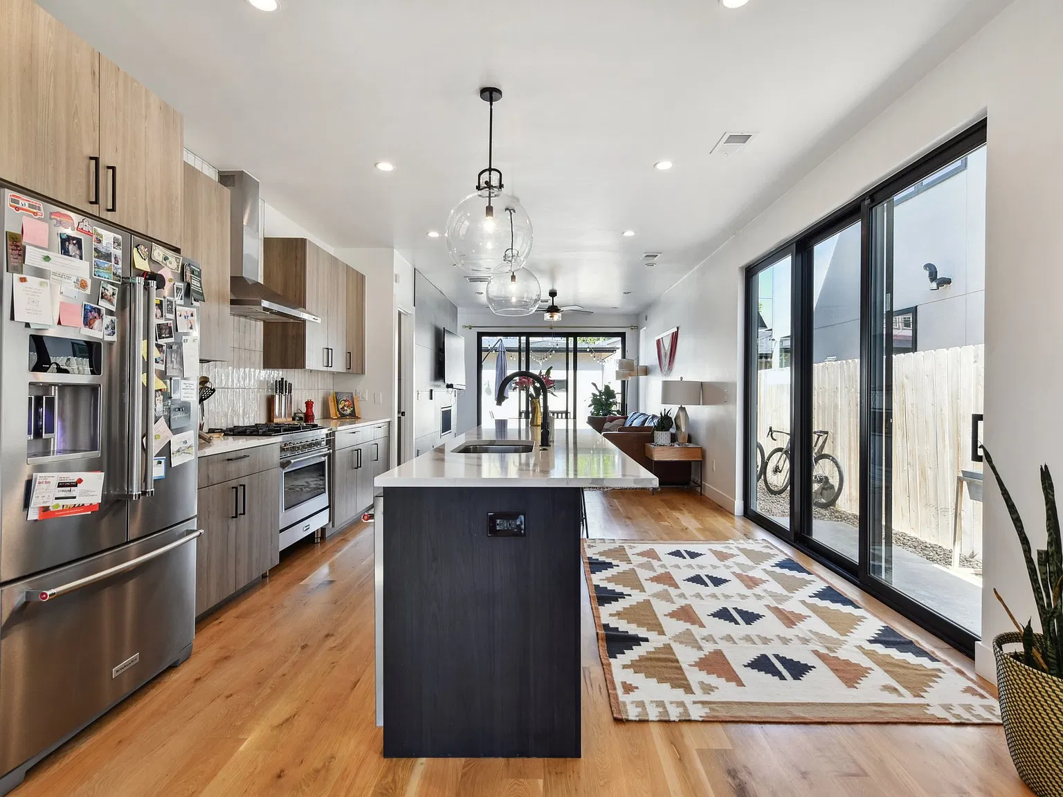 4 bed, 3.5 bath, 2418 sqft, $5,000 — Photo 3