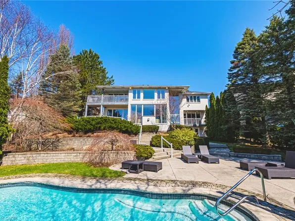 2 Anslow Ct, Hamilton, ON L9H 6Z2