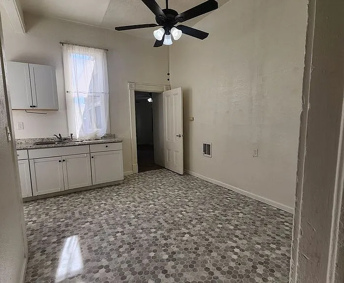 2419 J St #1 — Photo 5