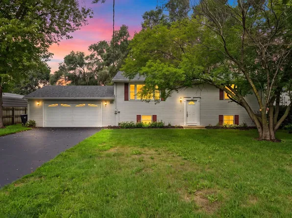 11320 2nd St, Roscoe, IL 61073