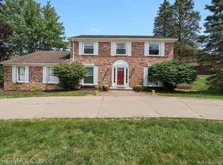 23560 Stonehouse Ct, Farmington, MI 48335