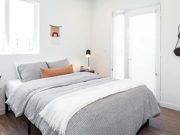 3rd image of 5543 Bonner Ave #5A