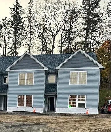 1068 Lakeland Dr — Photo 1