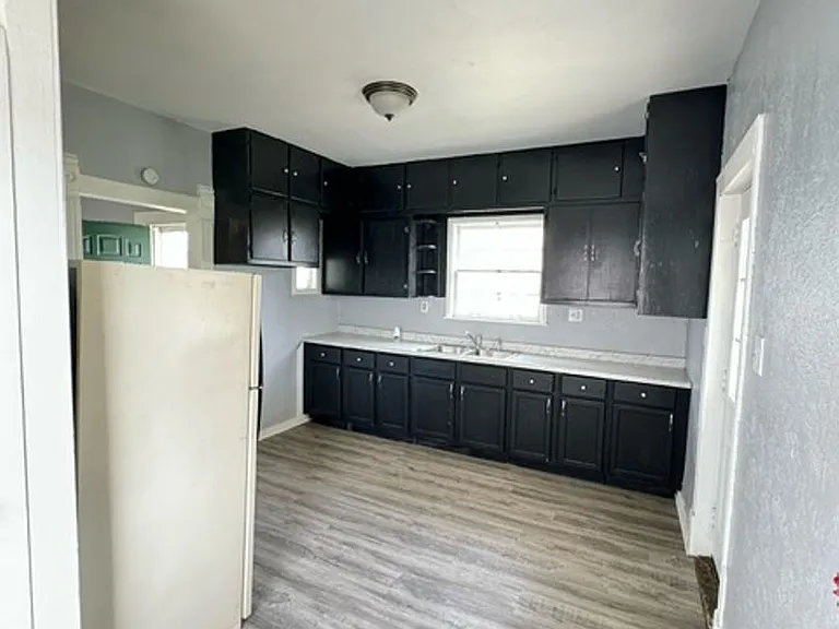 2002 Catalpa Ave — Photo 2