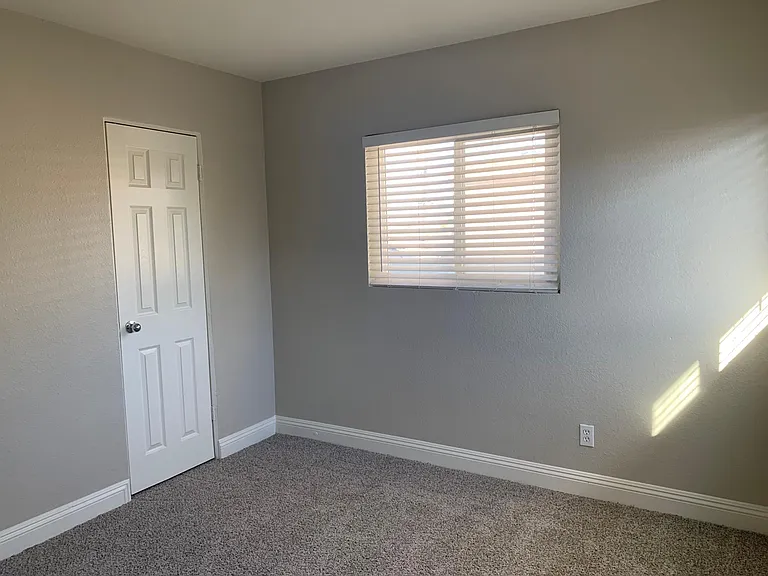 1721 Linden Ave — Photo 17
