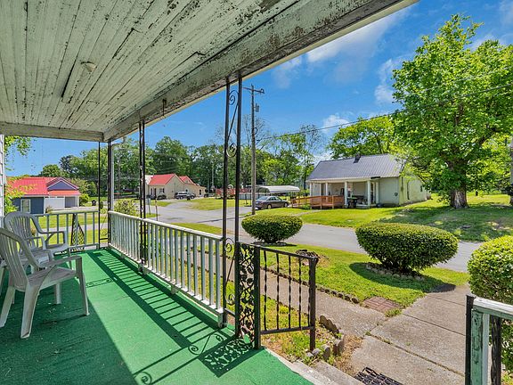 5th image of 202 Poplar St