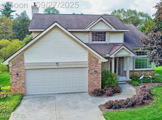 90 Crescent Hill Dr, Ortonville, MI