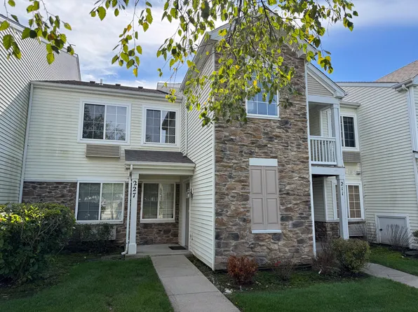227 Silverstone Dr Unit 227, Carpentersville, IL 60110