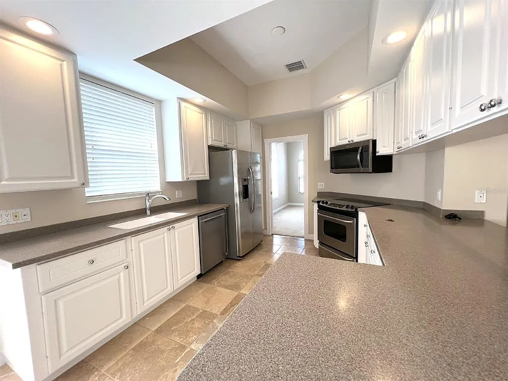 3 bed, 3.0 bath, 2008 sqft, $3,250 — Photo 4