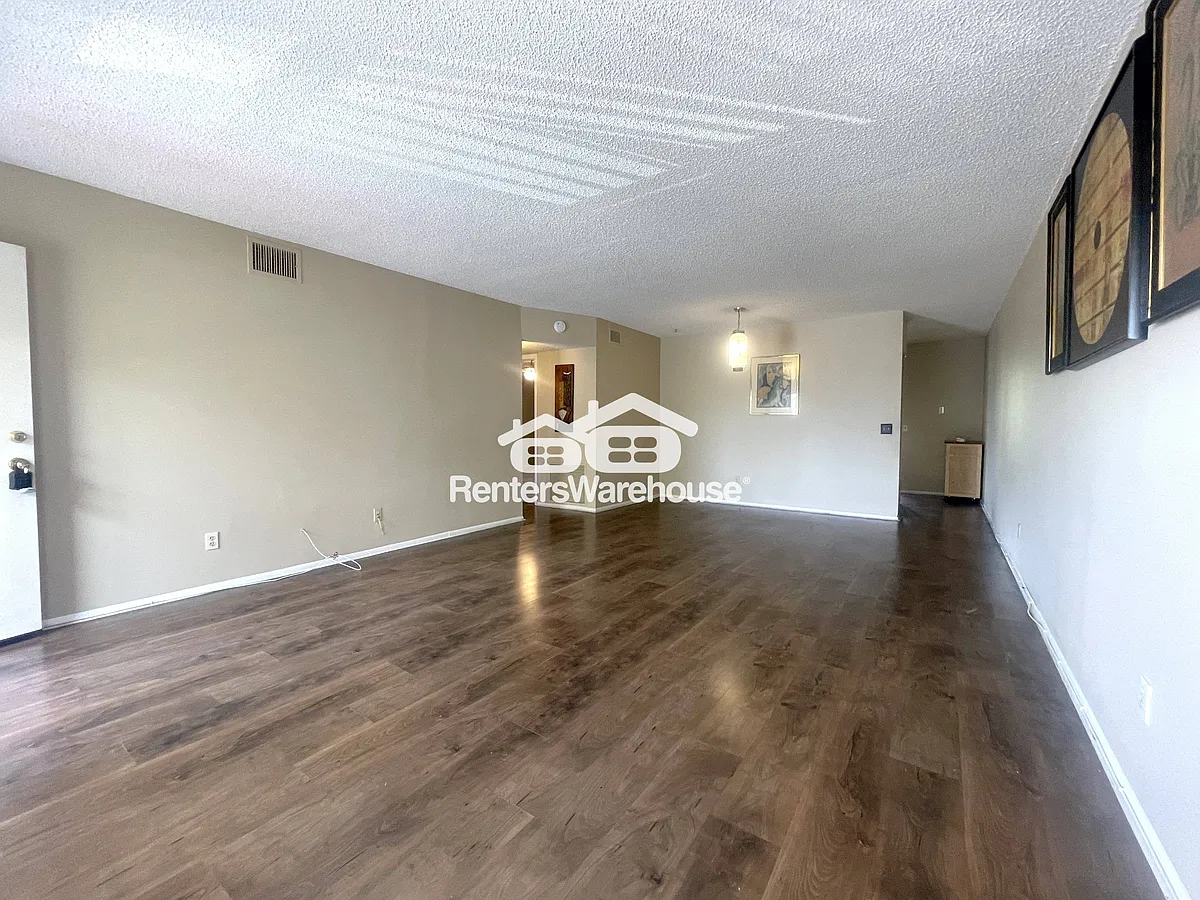 Building Photo - 2402 Ecuadorian Way #28