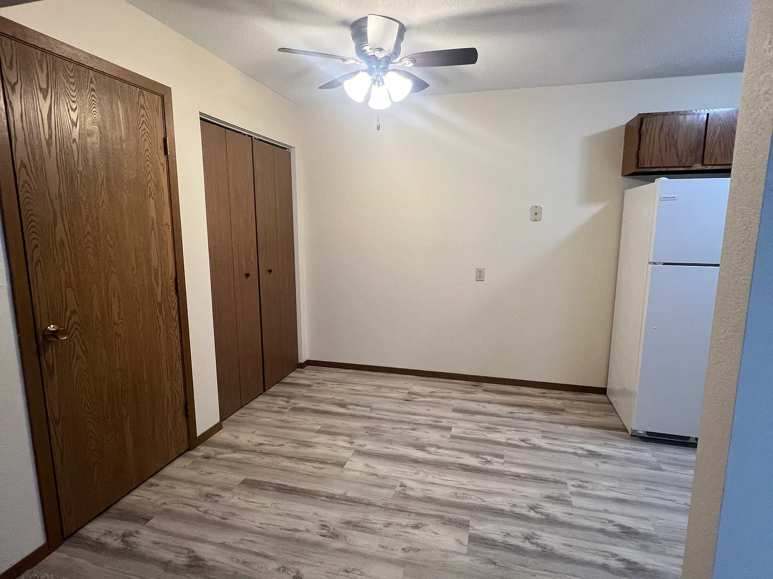 922 N Benton Dr — Photo 2