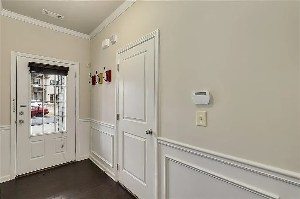 3 bed, 2034 sqft, $2,100 — Photo 4