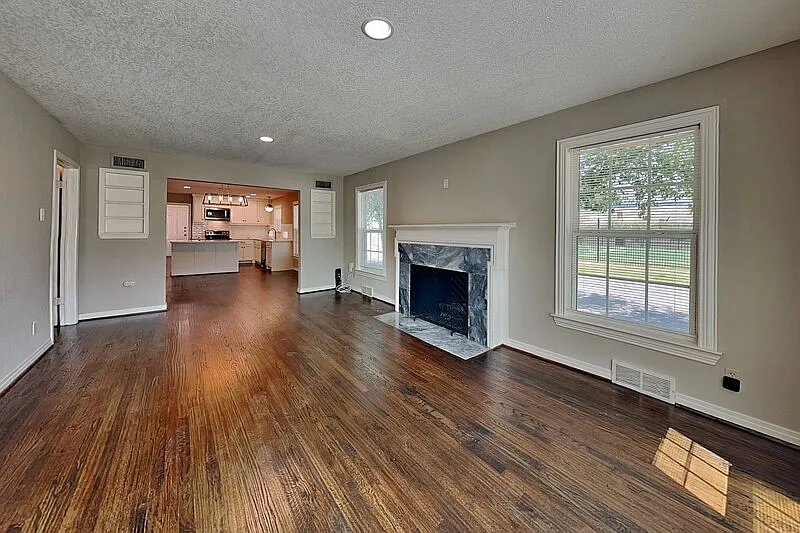 3 bed, 2.0 bath, 1704 sqft, $3,000 — Photo 2