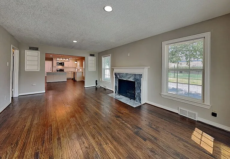 4345 Skillman St — Photo 2