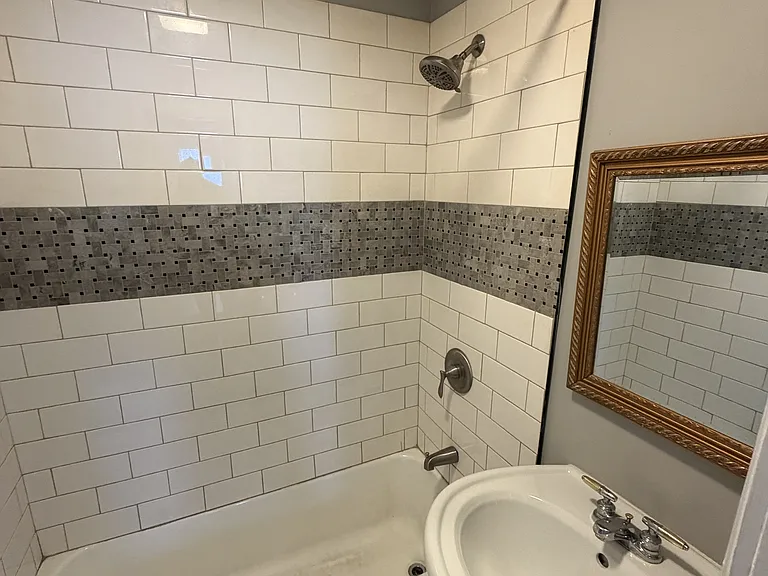 1435 E 4th St — Photo 9