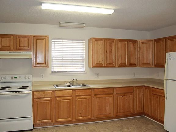 5th image of 210 E Hernandez St