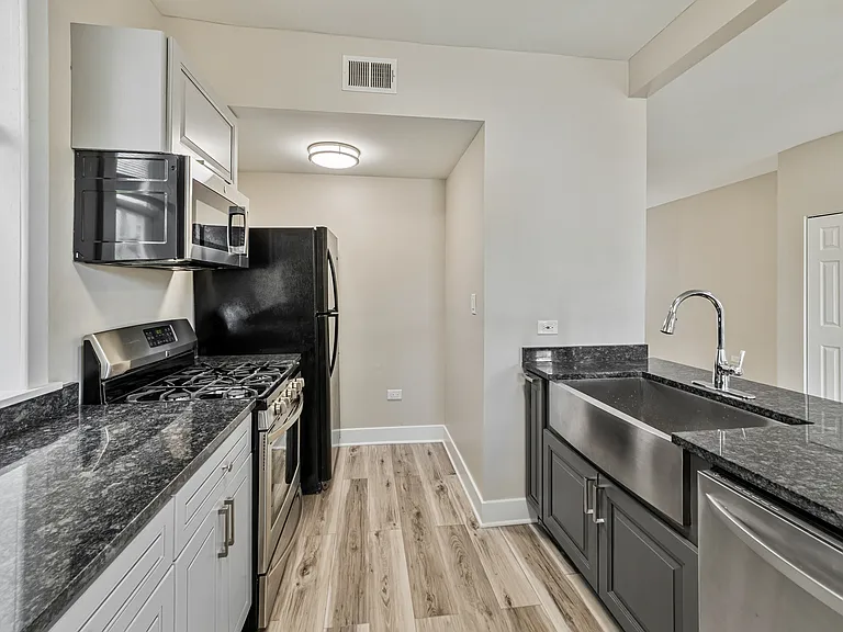 2630 W Division St #2R — Photo 4