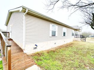 320 County Road 6752, Devine, TX 78016