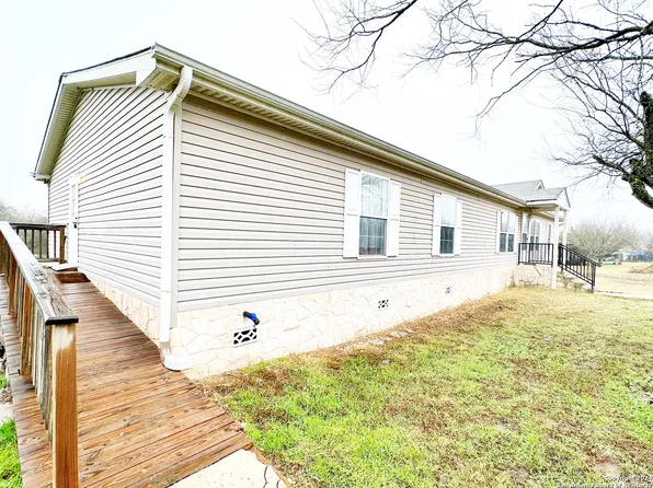 320 County Road 6752, Devine, TX 78016