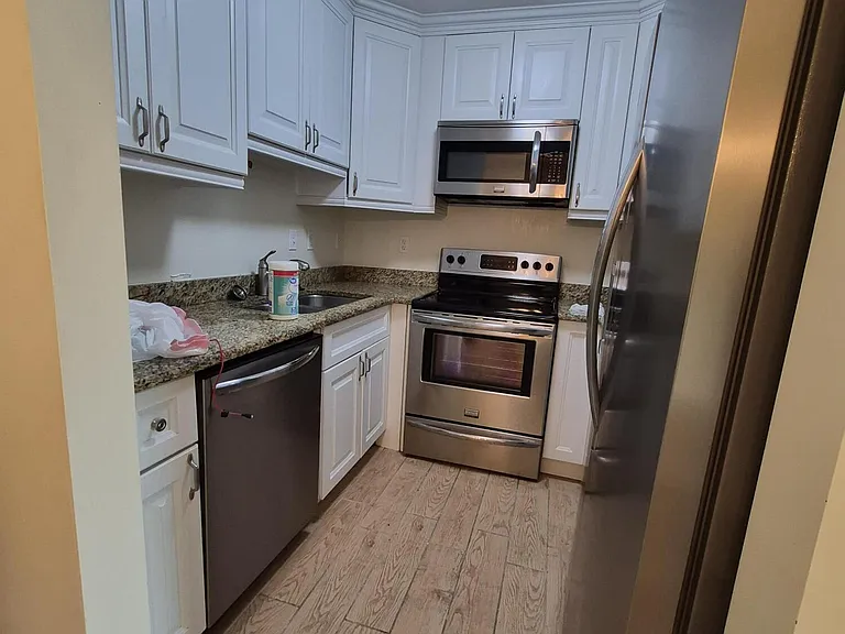 27 Easthampton B — Photo 3