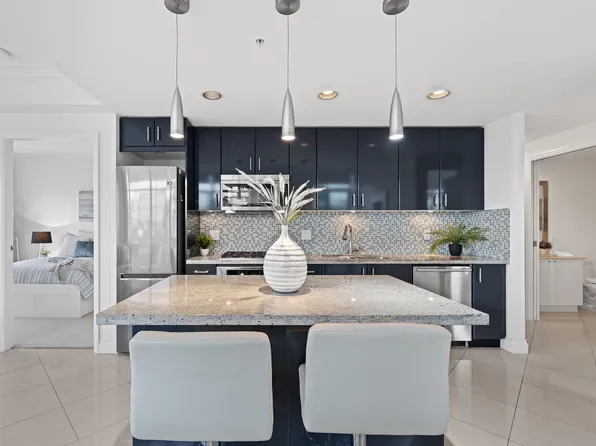 172 Victory Ship Way #502, North Vancouver, BC V7L 0B1