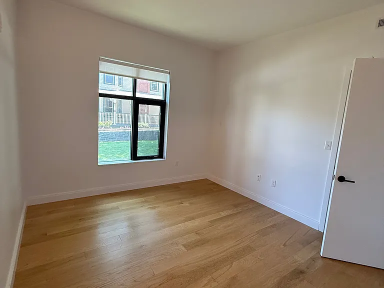 83-84 Gardner St #109L — Photo 9
