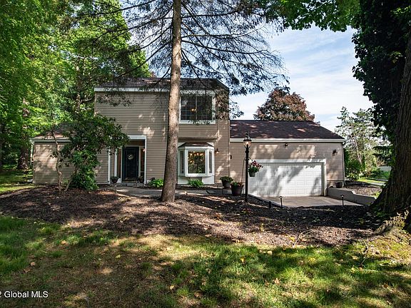 3rd image of 11 Loudonwood Ave E