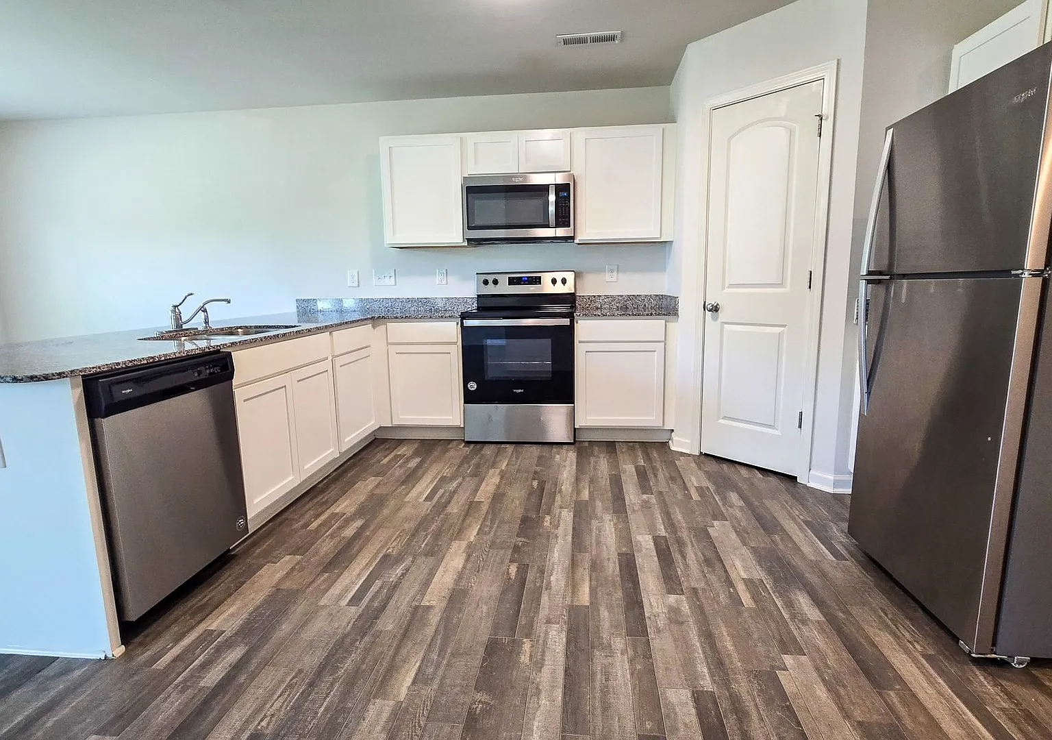 1810 South Hill Ave — Photo 4