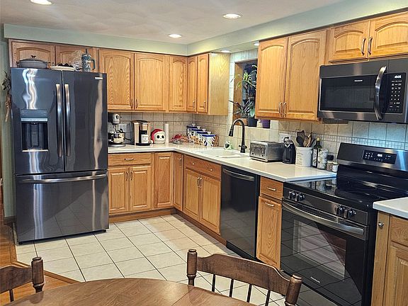 3rd image of 122 Ketchum Rd