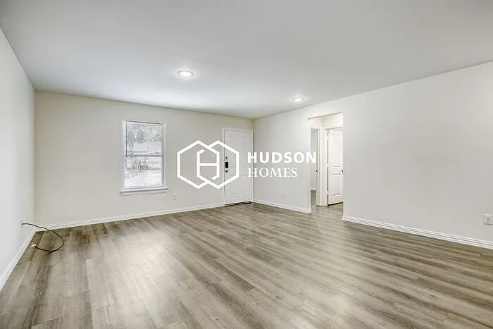 3 bed, 2.0 bath, 1090 sqft, $1,295 — Photo 3