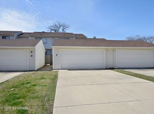 7 Wake Robin Ct, Woodridge, IL 60517