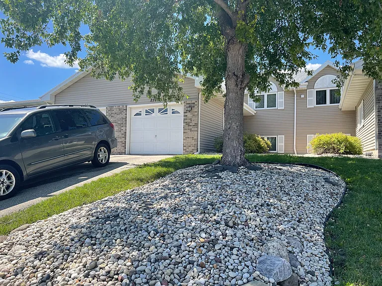 2101 Green Valley Dr — Photo 2