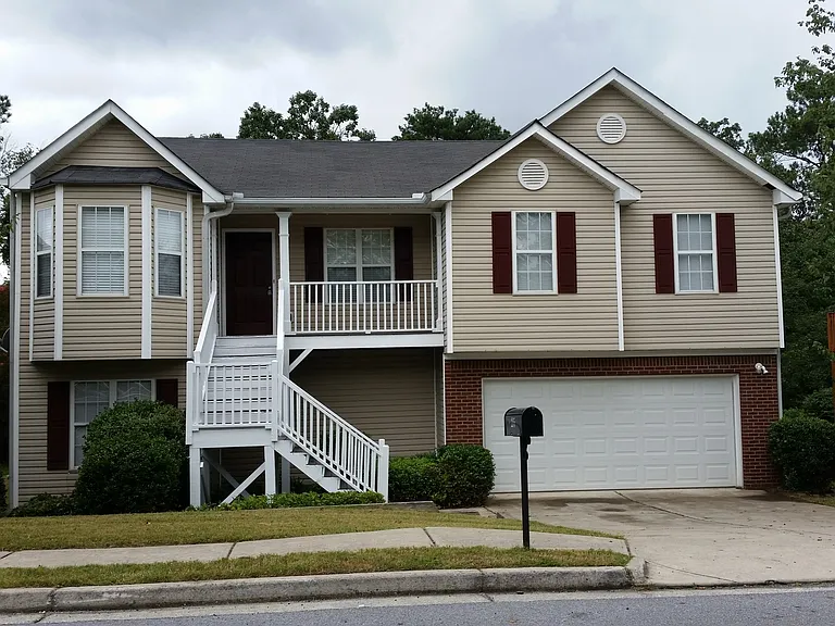 215 Bainbridge Cir — Photo 1